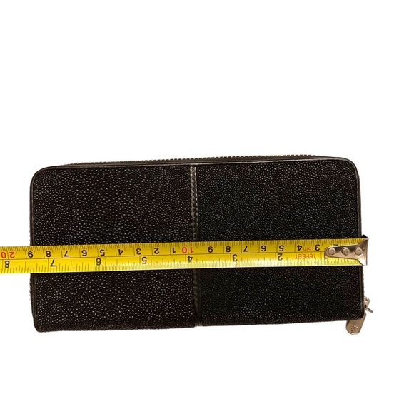 Stingray black zipper clutch wallet